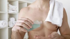 ¿Los hombres y las mujeres necesitan humectantes diferentes? La ciencia detrás del cuidado de la piel según el género